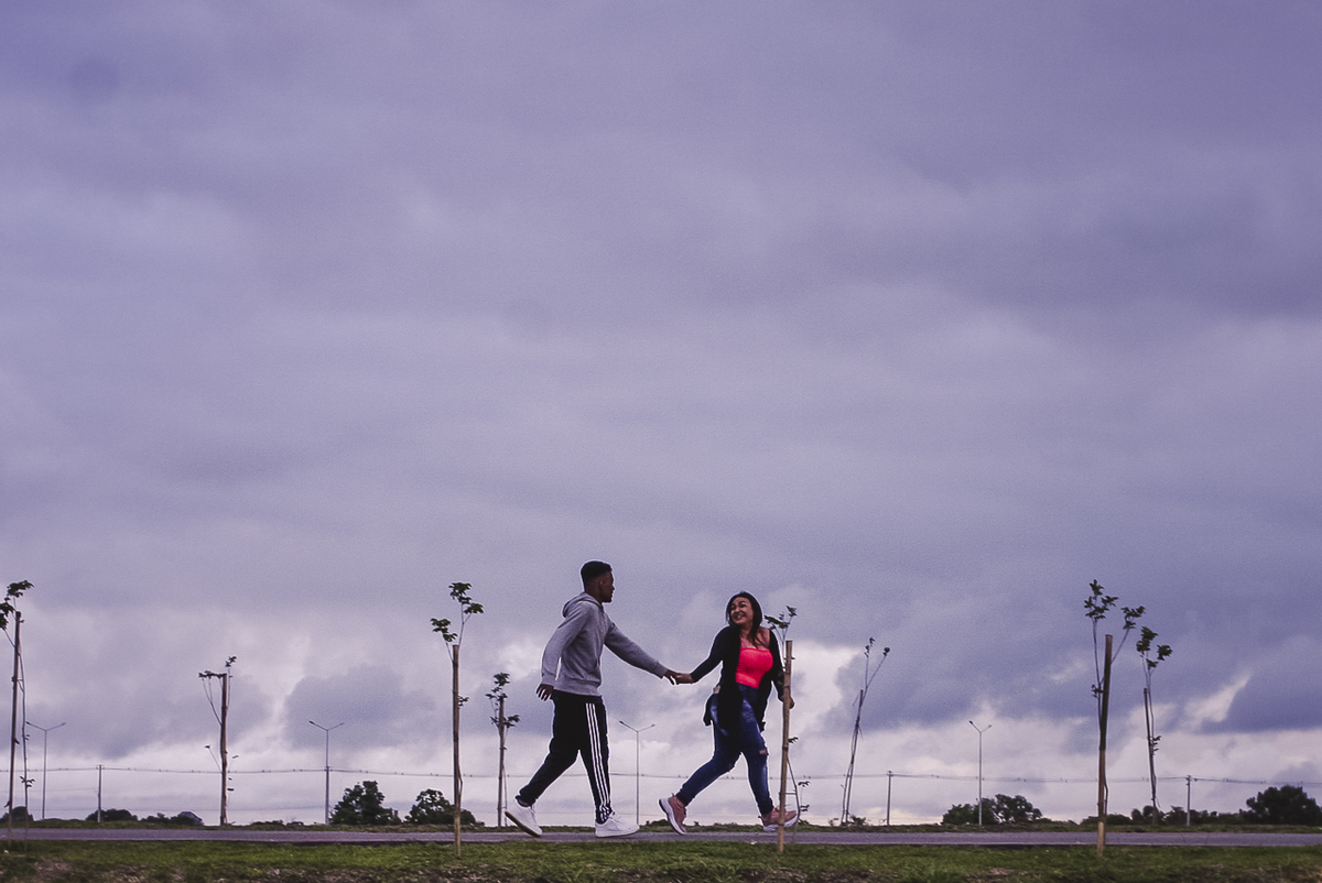 casal de mãos dadas se olhando 