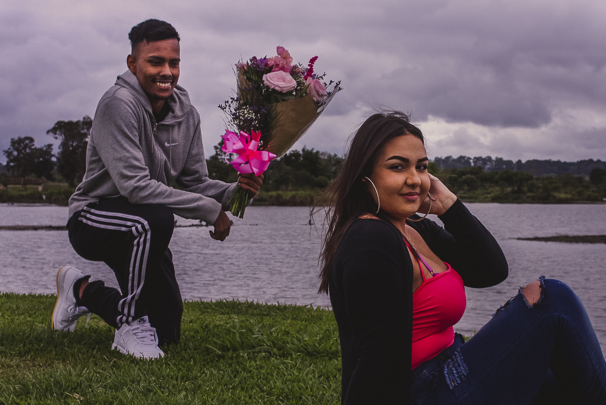 namorado dando buque de rosas para namorada no parque das aguas 