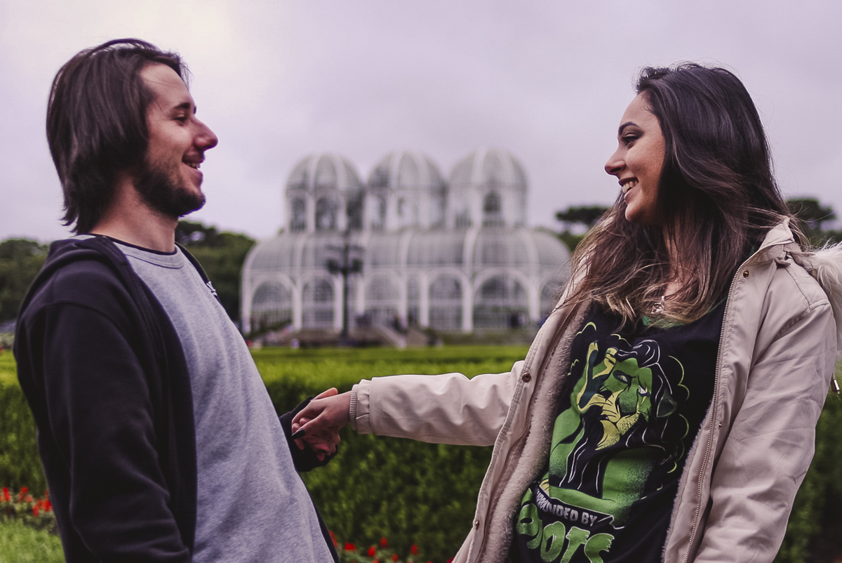 foto de casal feliz com estufa do jardim Botânico 
