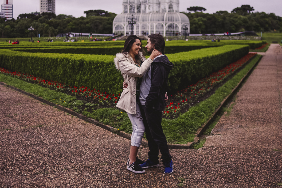 casal se abraçando no jardim botânico