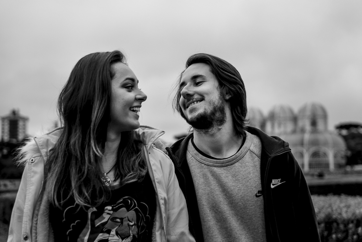 casal se olhando apaixonado