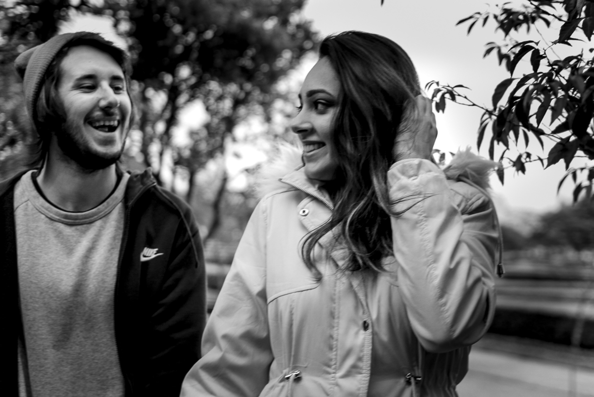 casal feliz dando risada 