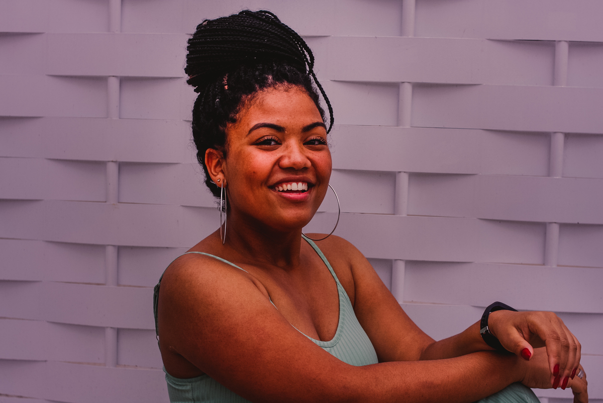 modelo sorrindo para a foto 