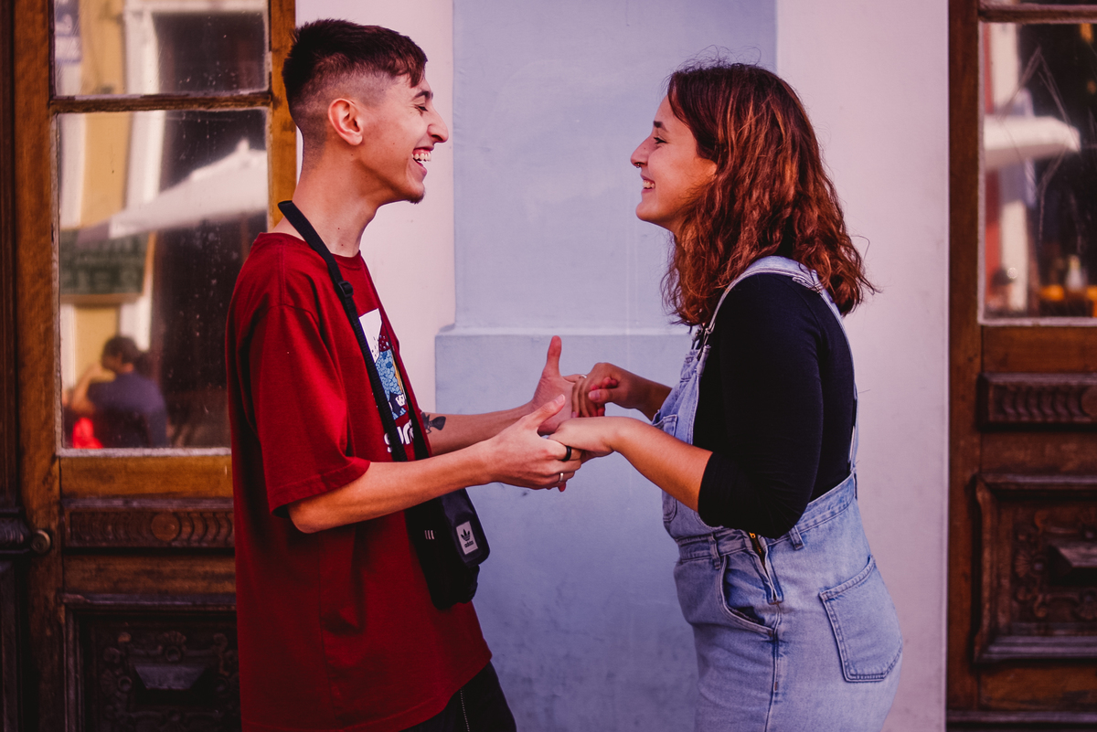 casal se olhando em ensaio fotográfico em Curitiba 