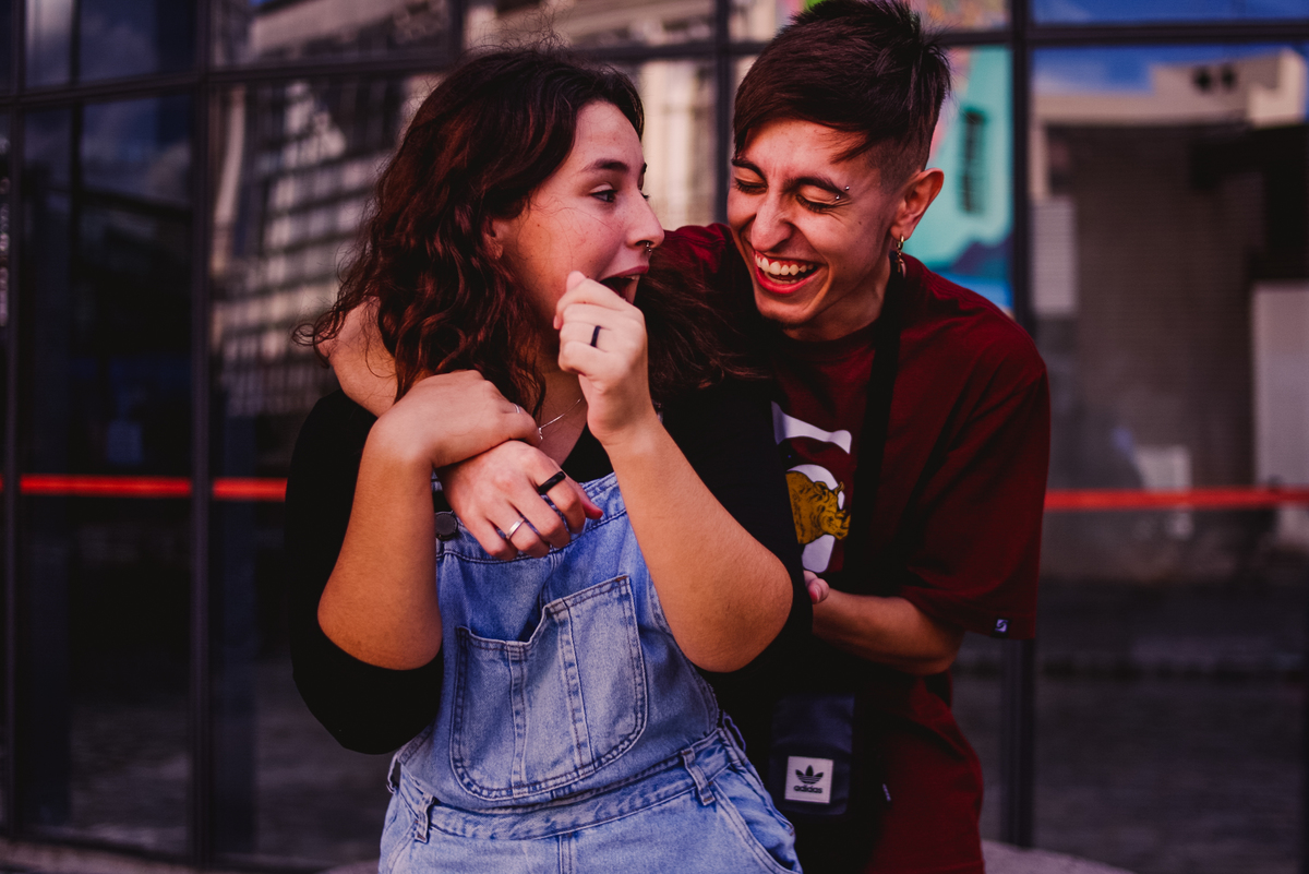 casal brincando em ensaio fotografico em Curitiba/Parana