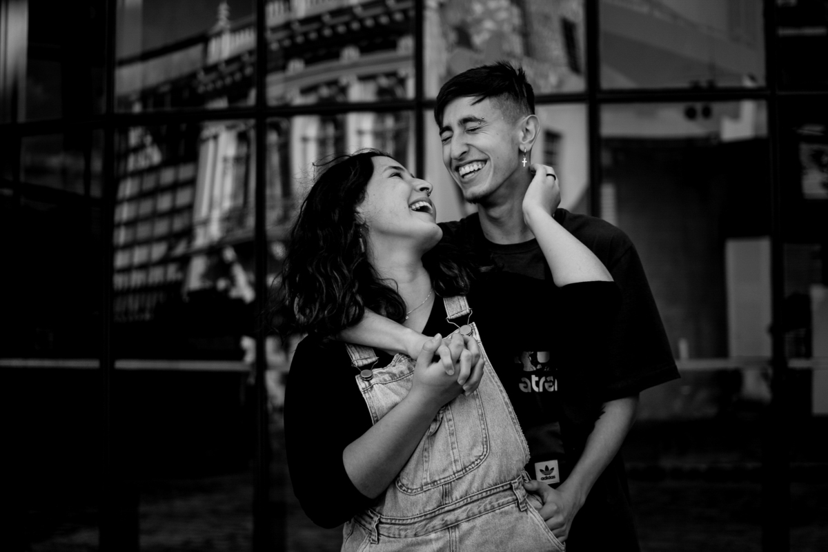 casal rindo no ensaio de fotos em Curitiba