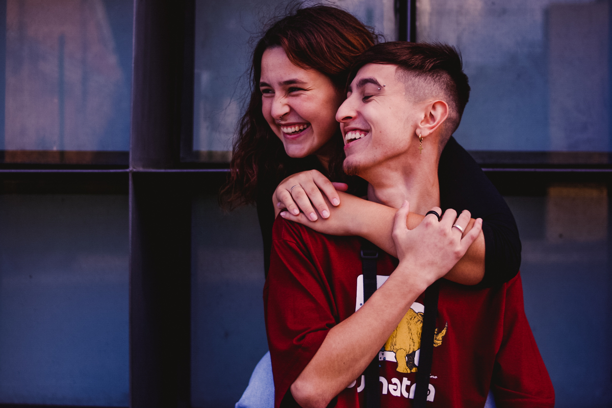 casal rindo para fotografo no Largo da Órdem em Curitiba 