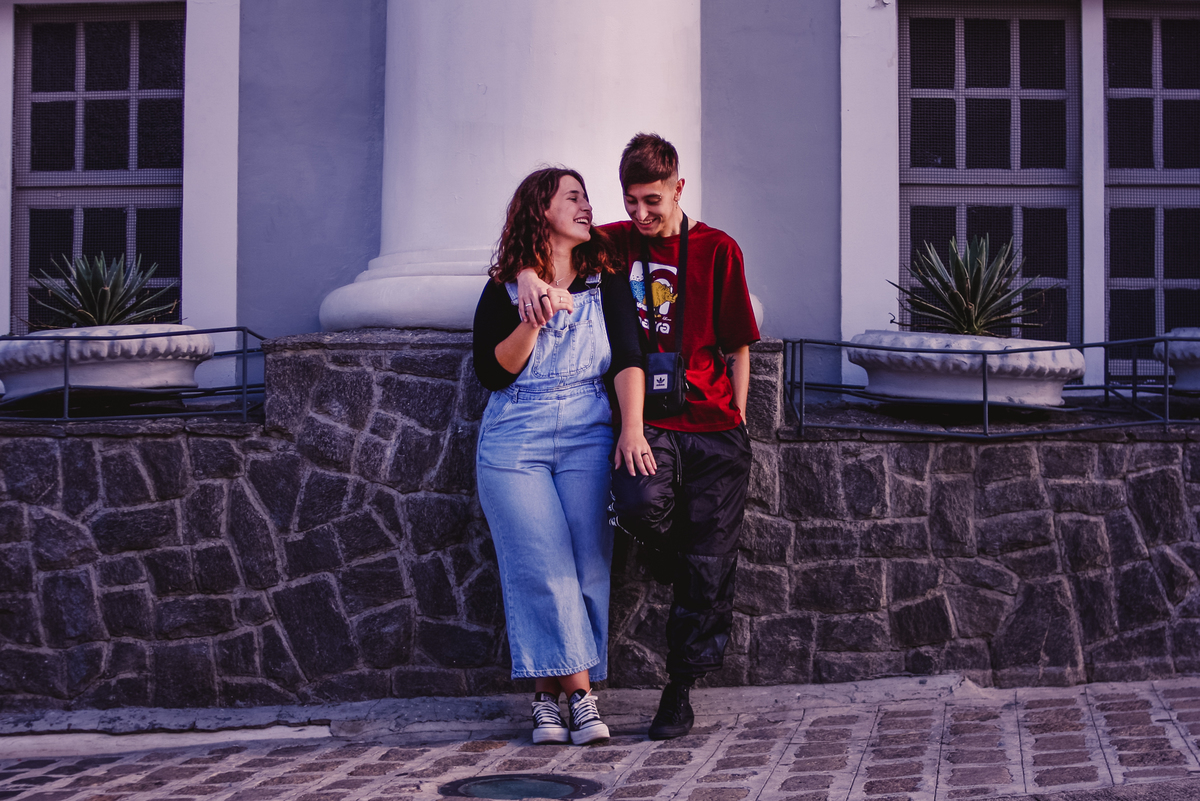 lindo casal em frente á construção bonita em Curitiba 