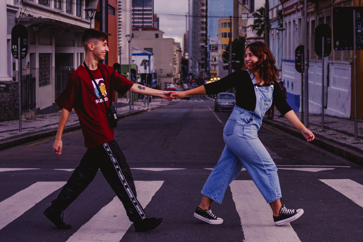casal reproduzindo foto doa Beatles em ensaio fotografico na cidade de Curitiba