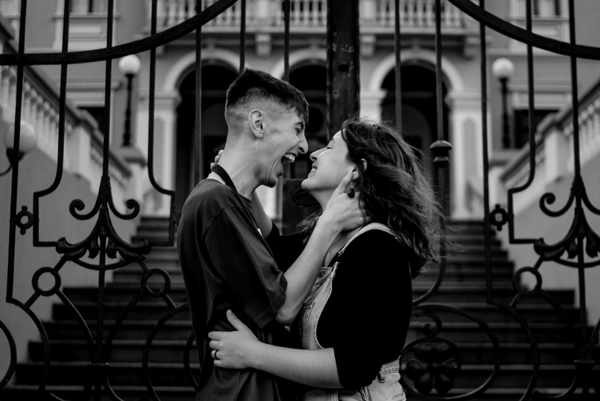 casal em frente a igreja no Largo da Órdem em Curitiba
