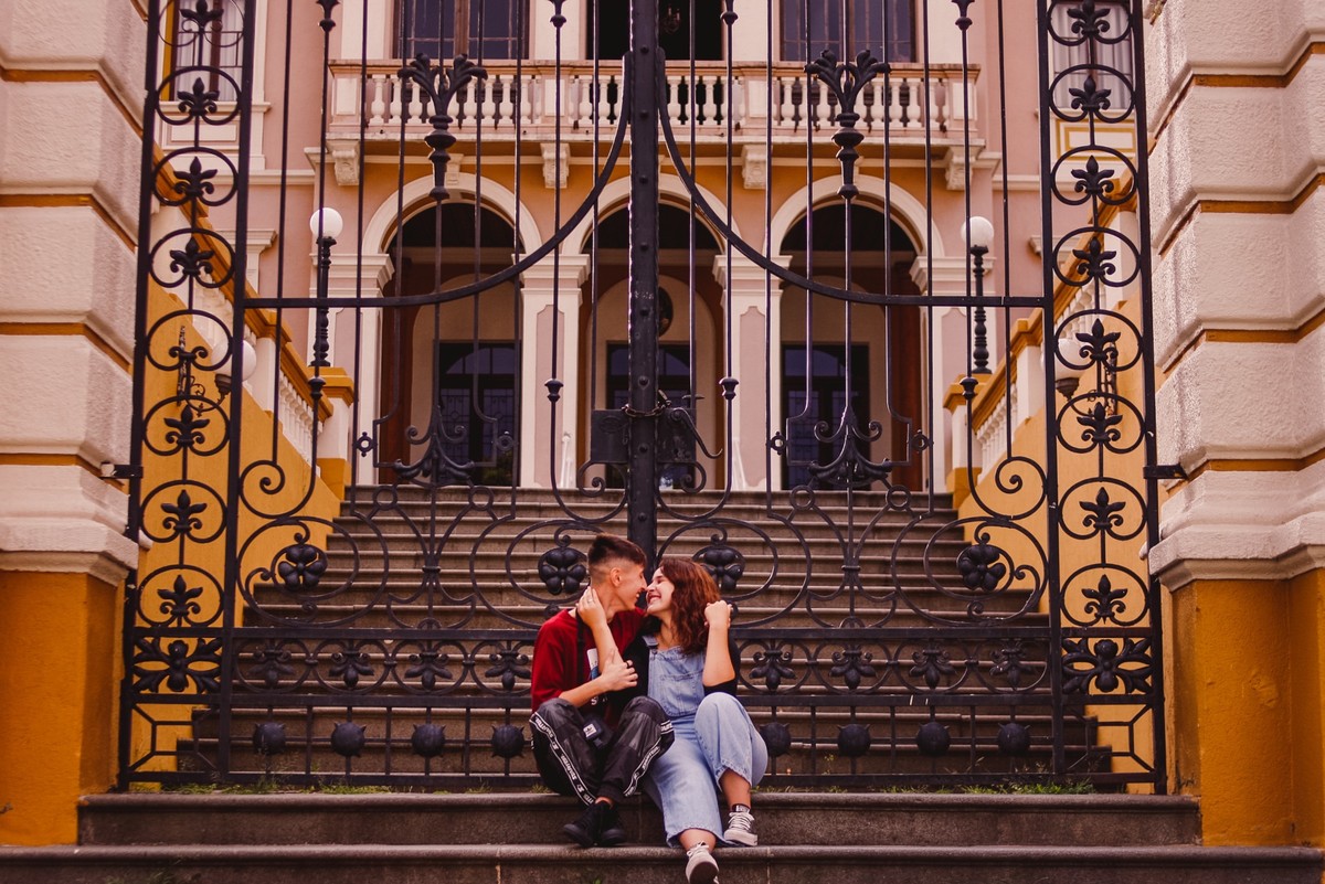 casal apaixonado em frente a igreja do Largo da Órdem em Curitiba
