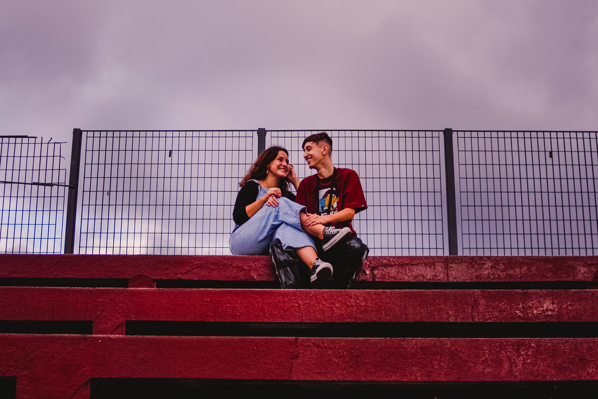 casal rindo em arquibancada no centro de Curitiba 