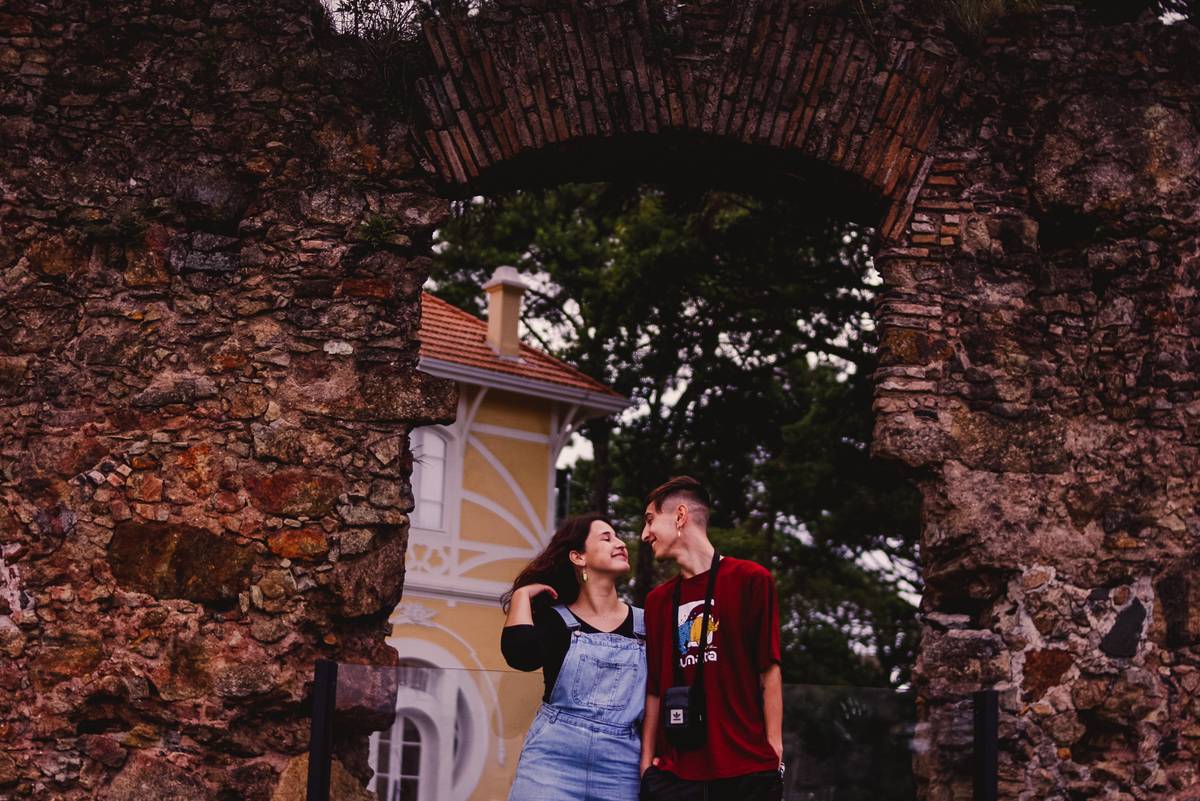 casal se olhando em ensaio fotografico no centro de Curitiba