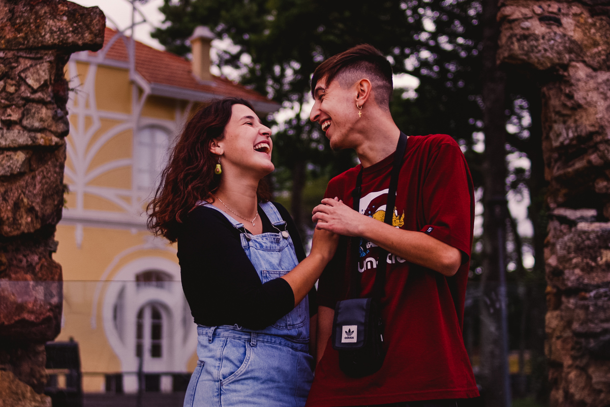 casal rindo durante seção de fotos em Curitiba