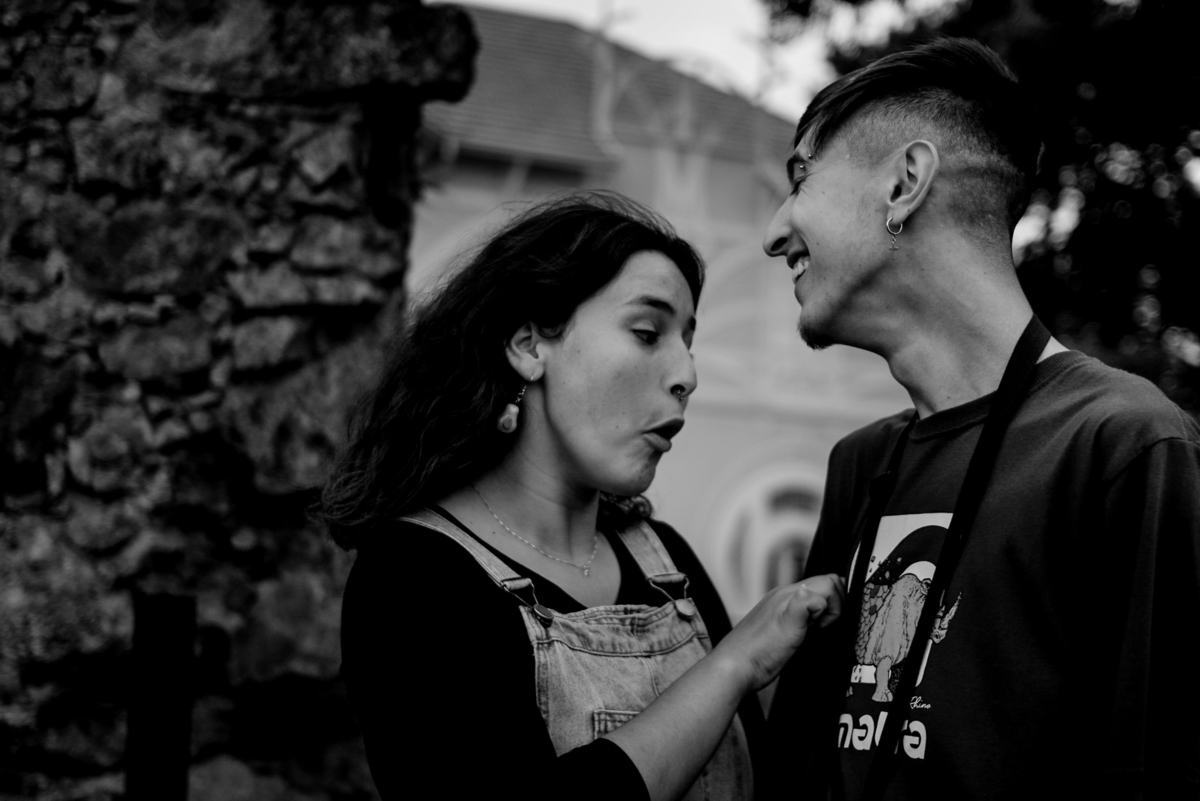 foto espontânea de casal durante seção de fotos em Curitiba