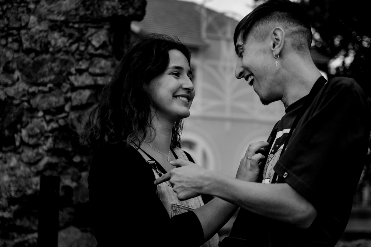 foto espontânea de casal no argo da Órdem em Curitiba 