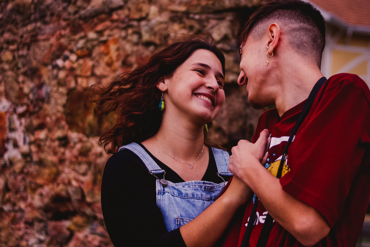 casal de olhando em ensaio fotografico em Curitiba/ Paraná