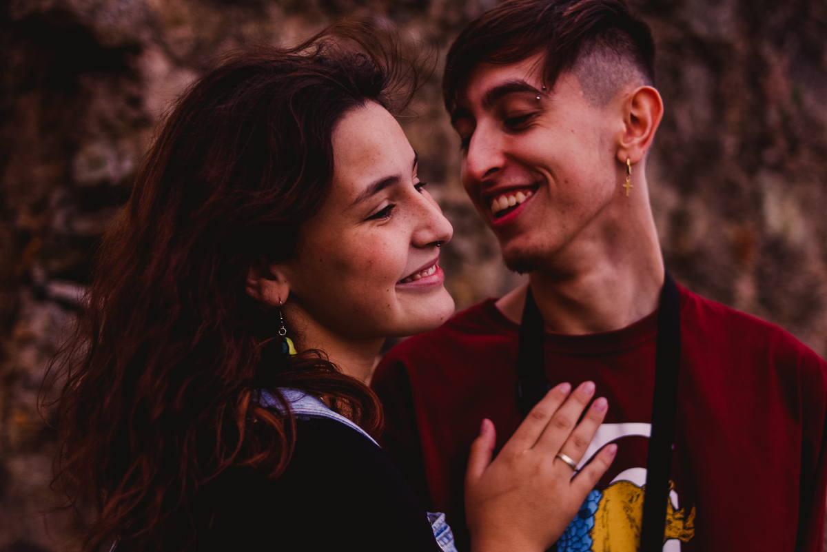 namorado olhando apaixonado para namorada durante ensaio fotografico em Curitiba 