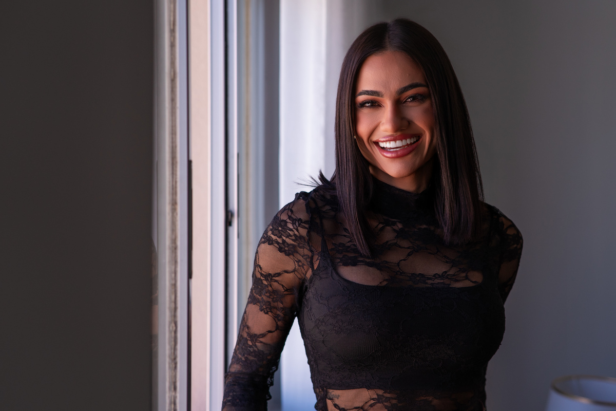 Ensaio feminino estúdio Curitiba. Pose descontraída com roupa rendada, expressão alegre e espontânea. Marco Lourenço Fotografia.