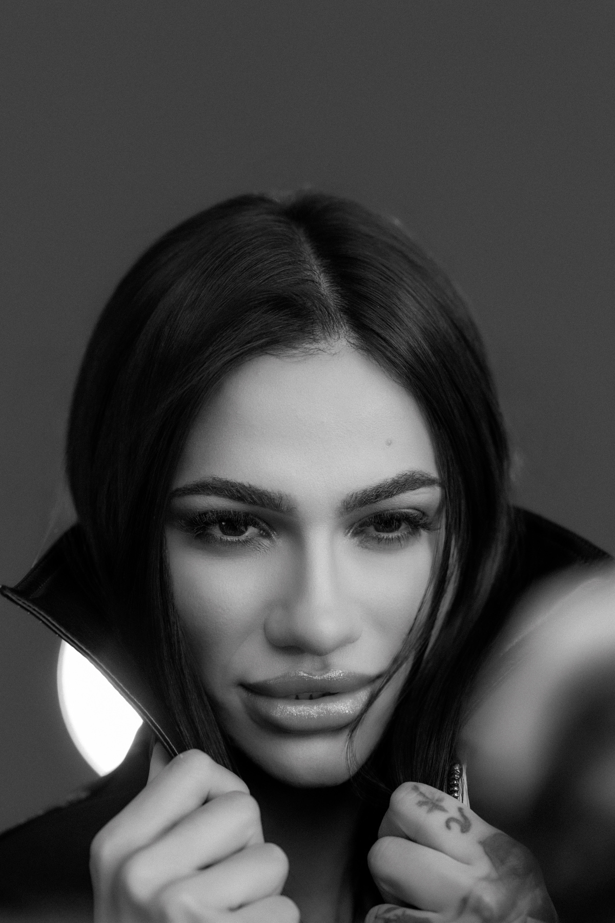 Ensaio feminino em estúdio em Curitiba. Close no olhar com efeito de luz estourada em primeiro plano. Fotografia conceitual e editorial. Marco Lourenço Fotografia.