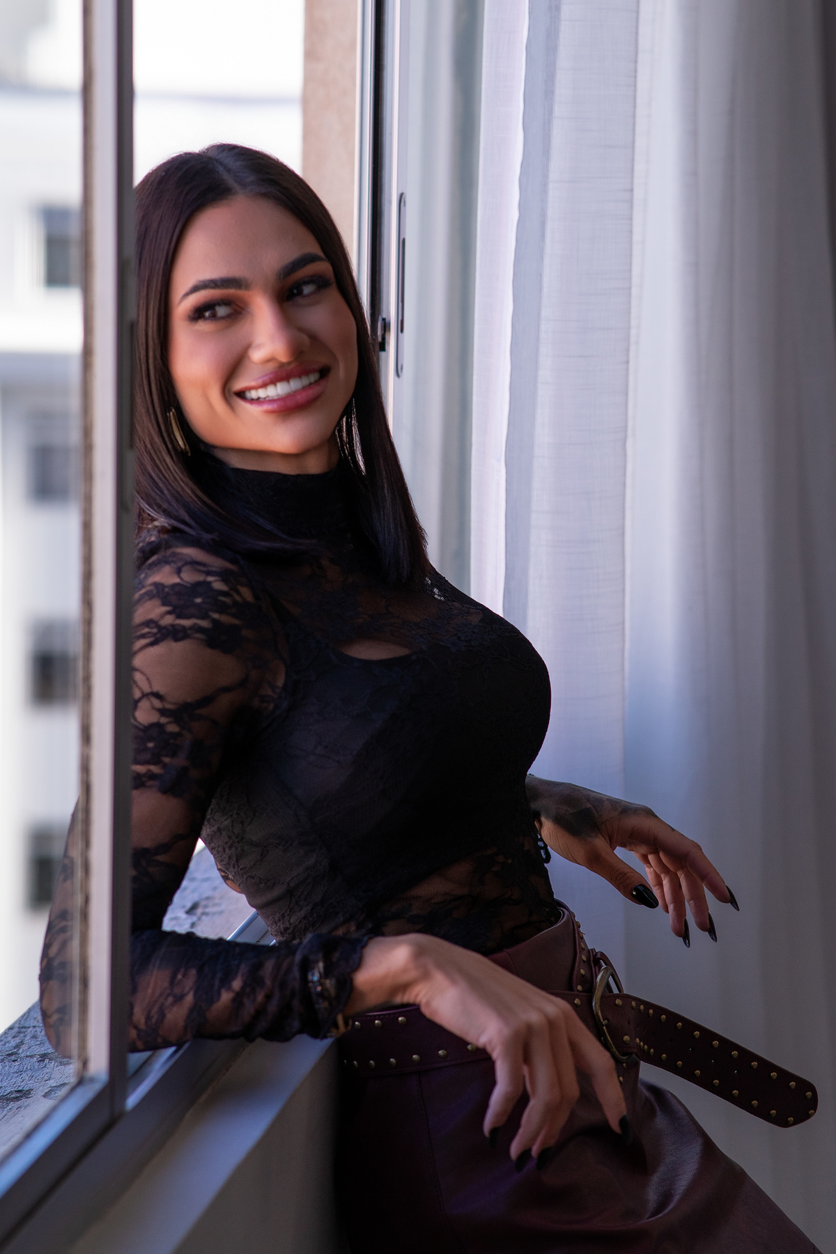 Ensaio fotográfico feminino estúdio Curitiba. Corpo inteiro, roupa rendada, pose natural e espontânea. Marco Lourenço.