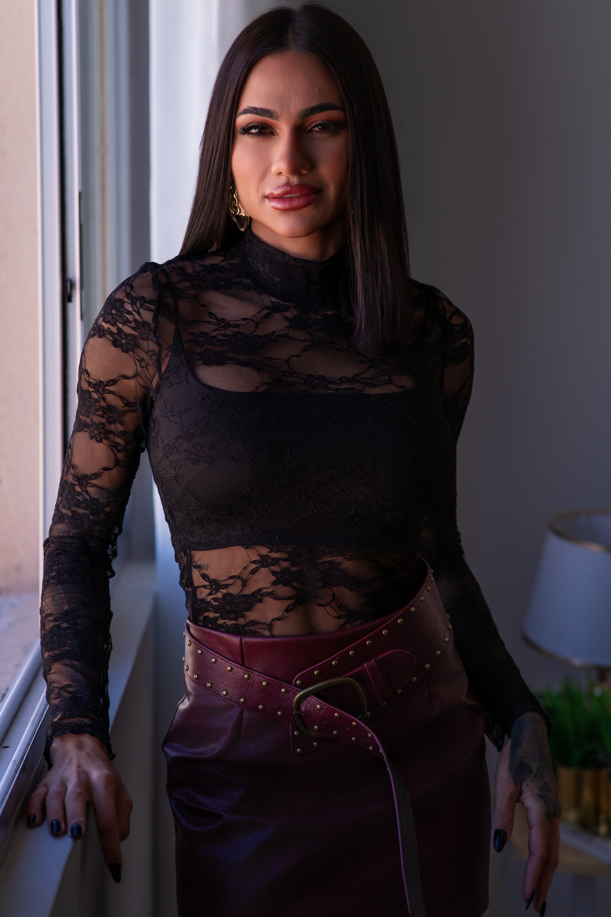 Ensaio feminino em estúdio Curitiba. Meio corpo, roupa rendada, olhar lateral e expressão marcante. Marco Lourenço Fotografia.