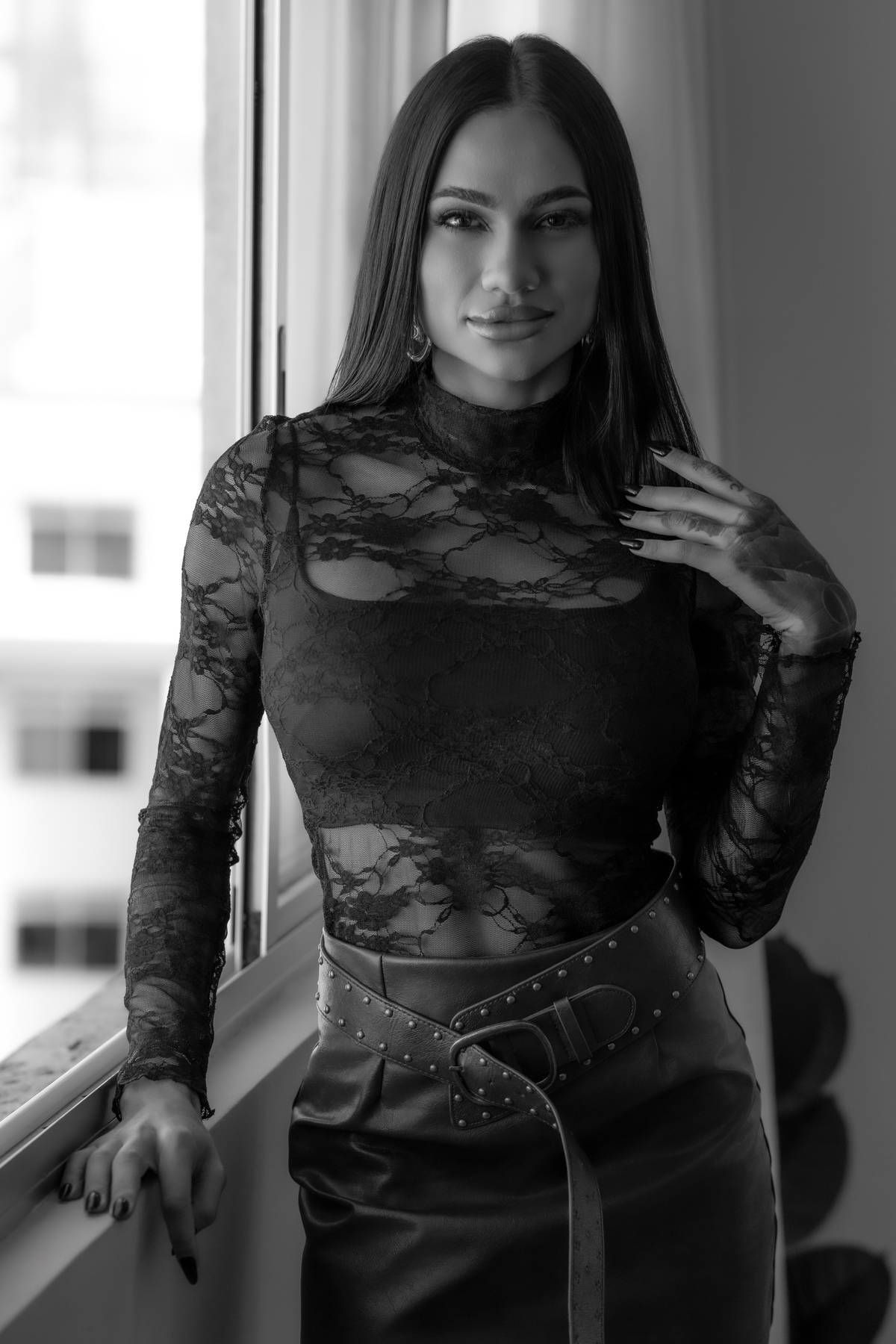 Ensaio fotográfico feminino Curitiba. Mulher sentada, roupa rendada, pose relaxada e natural. Marco Lourenço.