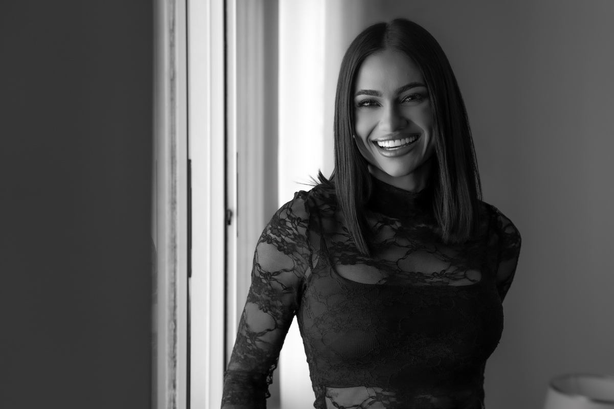 Ensaio feminino em estúdio Curitiba. Mulher com roupa rendada escura, enquadramento meio corpo, luz flash. Marco Lourenço Fotografia.