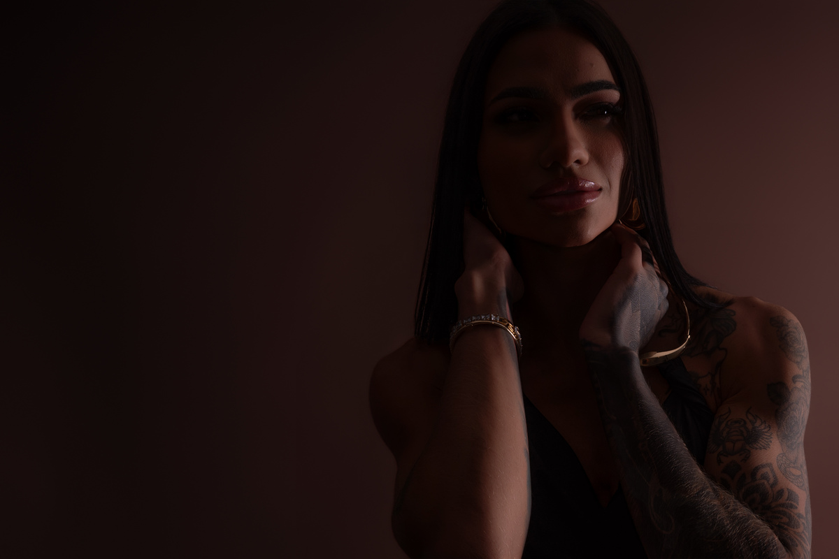 Fotografia feminina estúdio Curitiba. Close expressivo, luz dramática, estilo editorial. Marco Lourenço.
