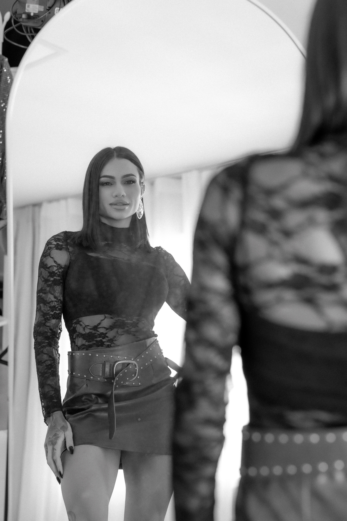 Ensaio fotográfico feminino Curitiba. Uso de espelho no estúdio, dois ângulos simultâneos, iluminação flash. Marco Lourenço Fotografia.