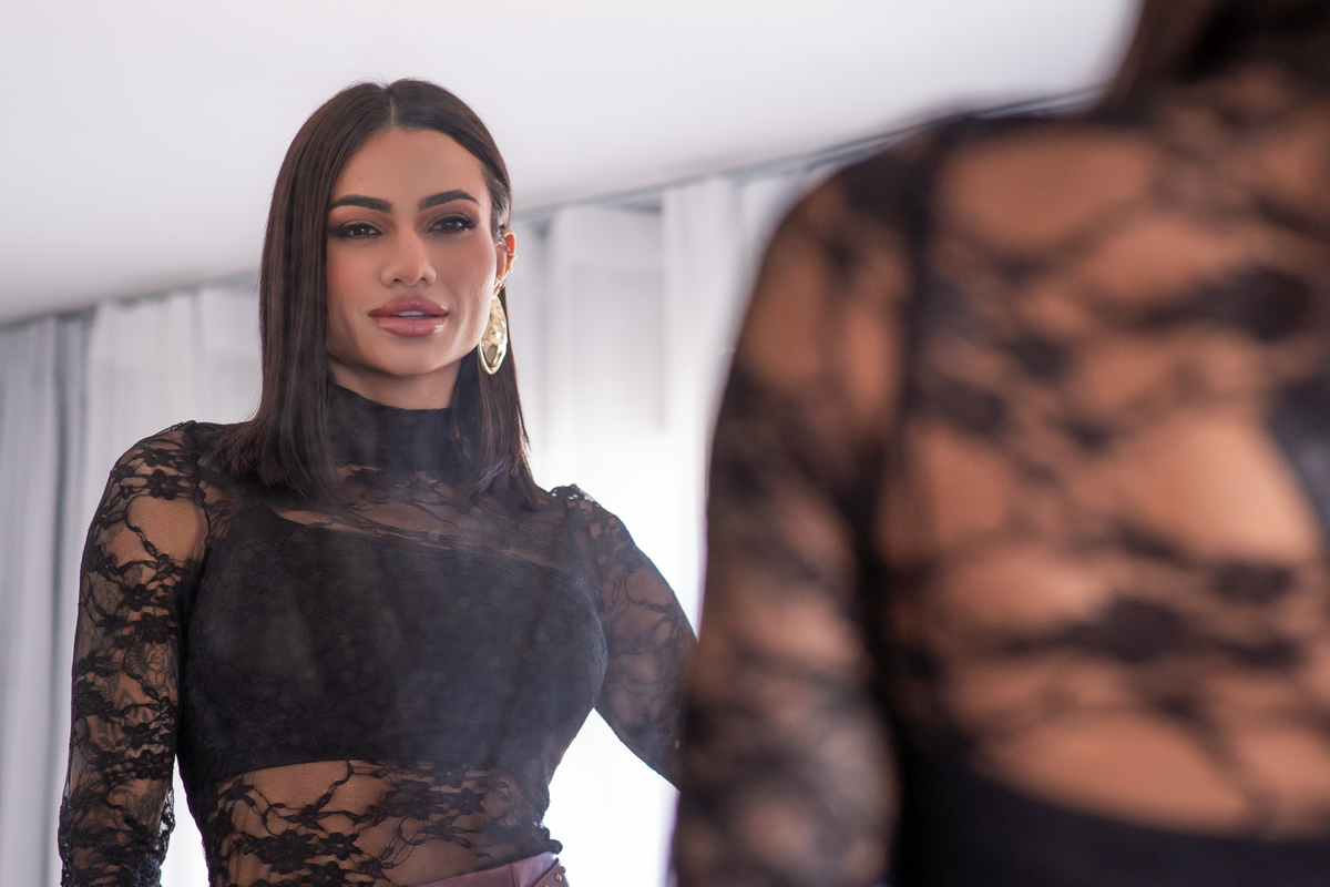 Ensaio feminino com espelho em estúdio Curitiba. Reflexo criando duplicidade de ângulos. Fotografia feminina conceitual. Marco Lourenço.
