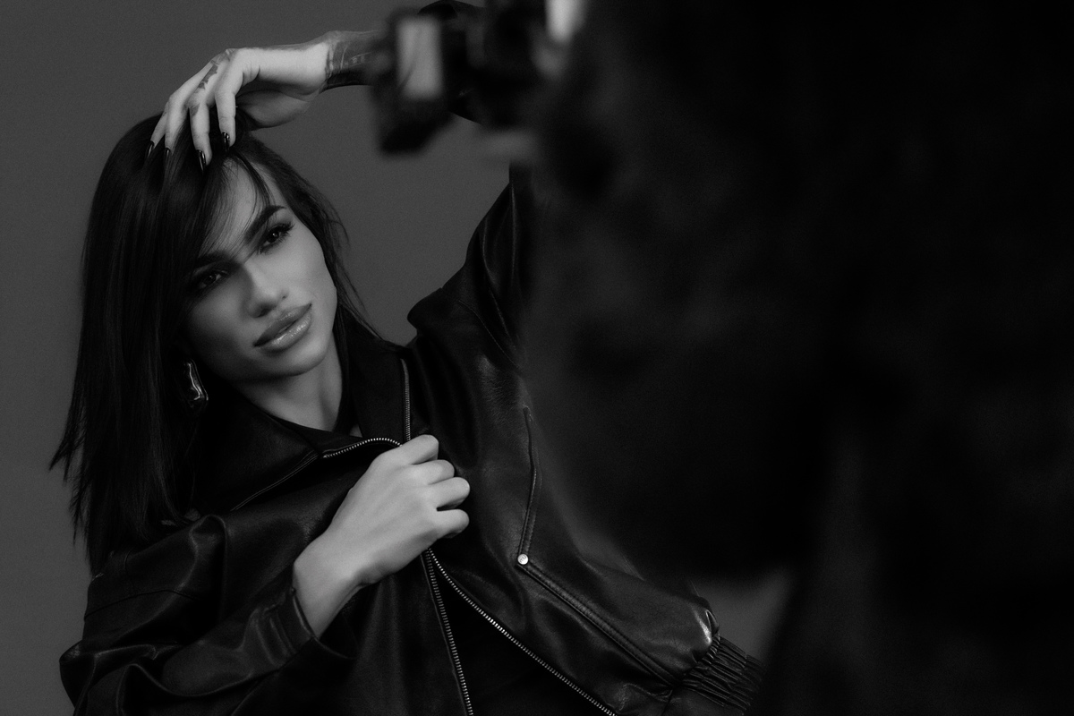 Fotografia feminina flash estúdio Curitiba. Jaqueta de couro, meio corpo, iluminação dramática e controlada. Marco Lourenço Fotografia