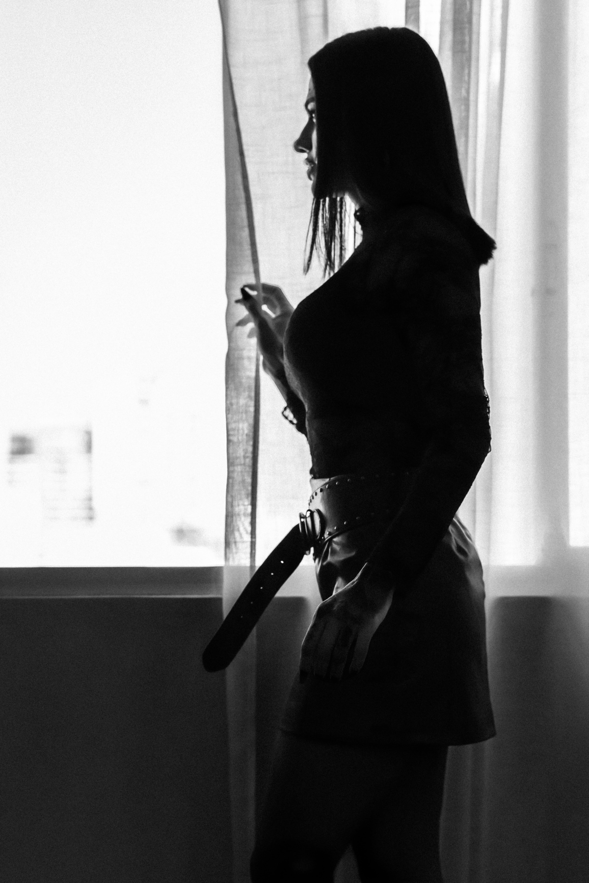 Ensaio feminino com silhueta em contraluz Curitiba. Luz natural de janela criando forma feminina. Fotografia conceitual. Marco Lourenço Fotografia.