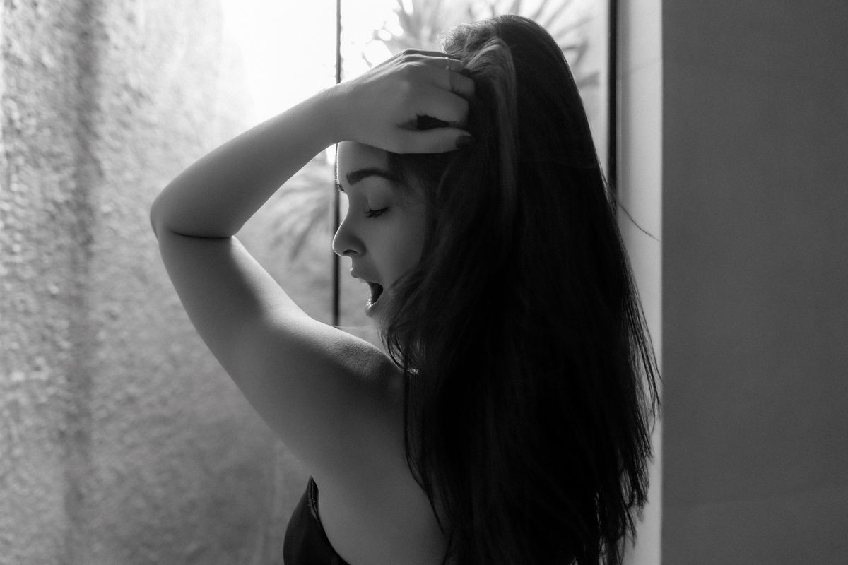 Ensaio feminino Curitiba, preto e branco, close com expressão intensa