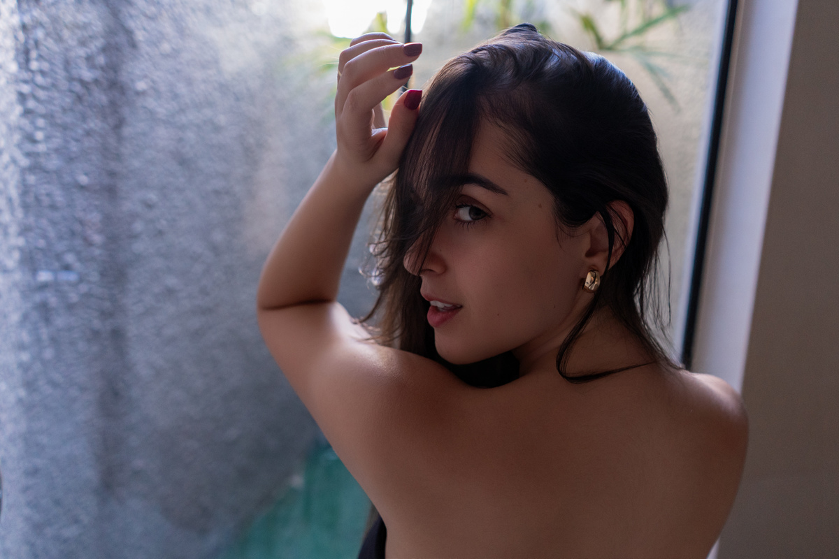 Ensaio sensual Curitiba, janela, luz natural
