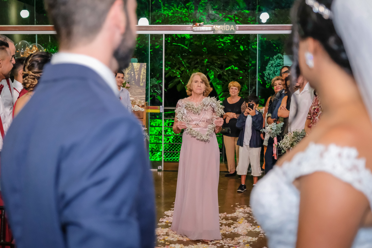 avo levando aliancas