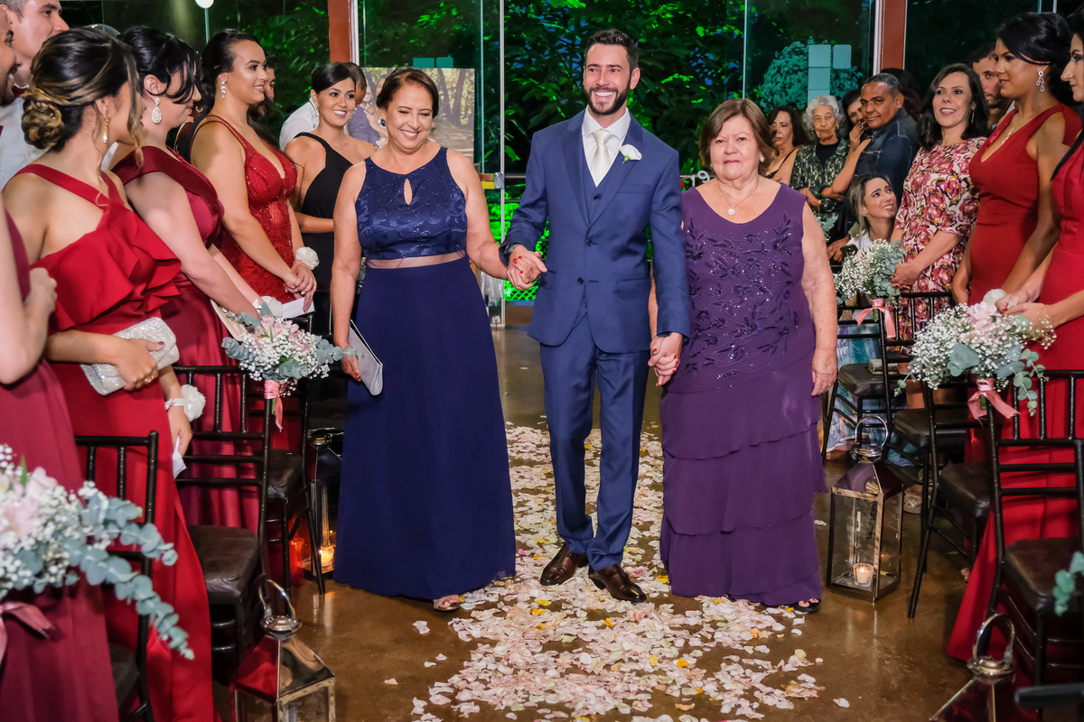 entrada do noivo com mae e avo