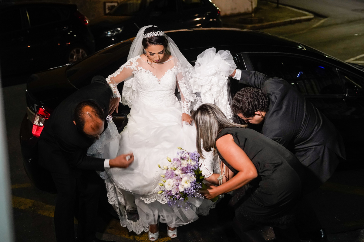 noiva saindo do carro