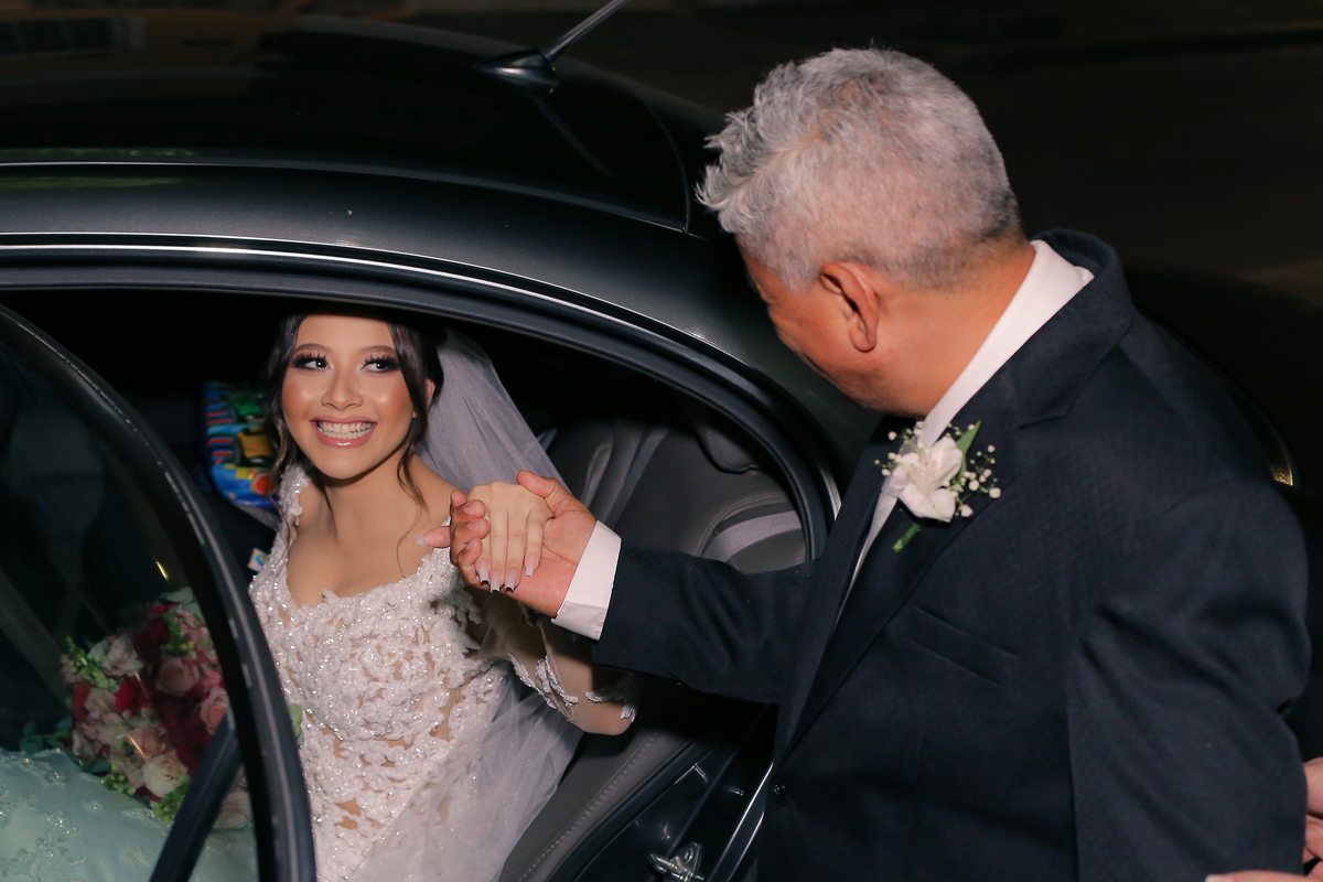 noiva saindo do carro