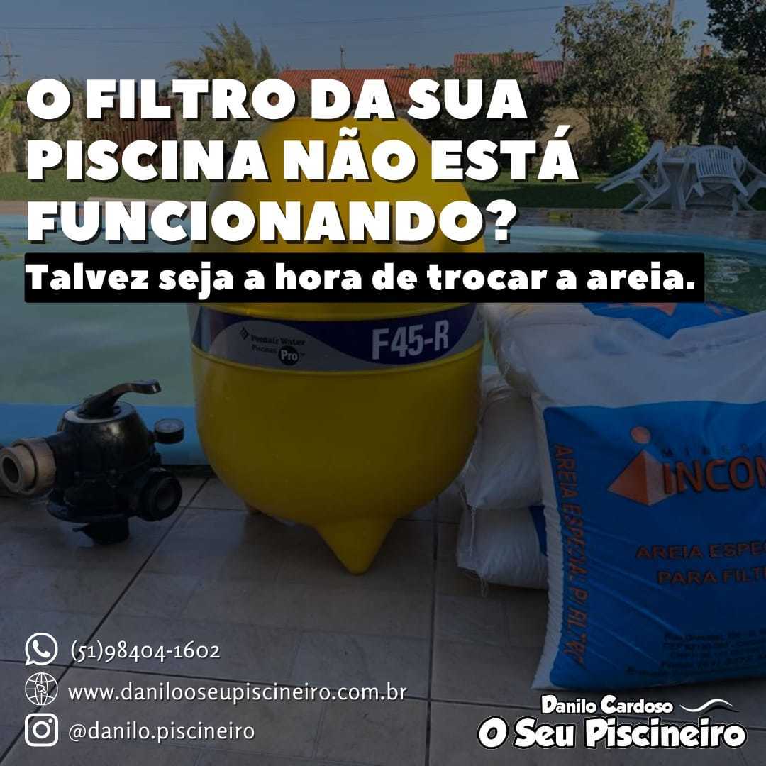 Após 2 anos de uso, a tendência é que a areia usada no filtro perca sua capacidade de filtrar bem a água da piscina. Por isso, a maioria dos fabricantes indica a troca do material a cada 2 anos.