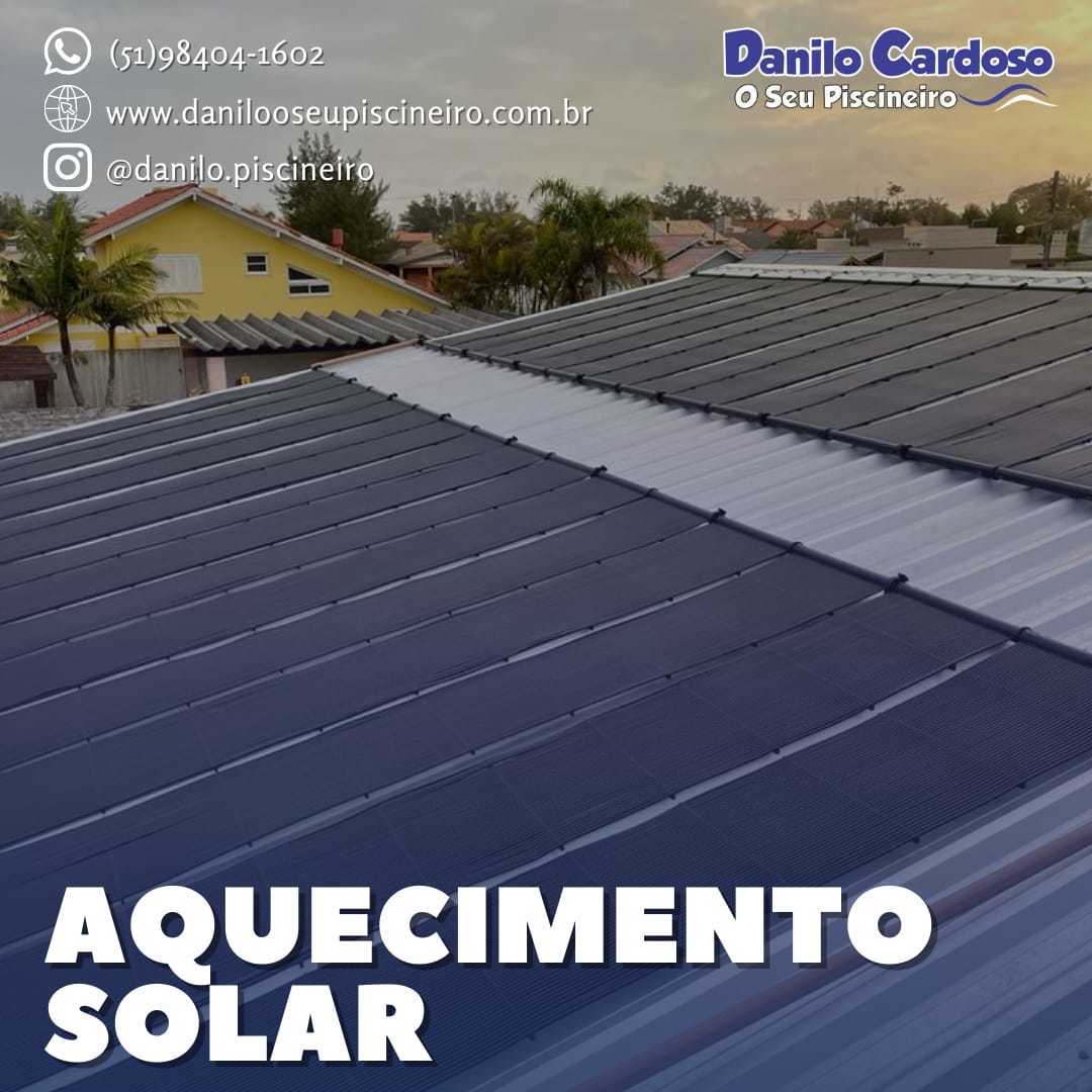 O aquecedor solar de piscina é formado por um conjunto de placas coletoras que absorvem o calor do sol e aquecem a água. O calor transmitido é incorporado pelo coletor solar e transmitido para a água.
