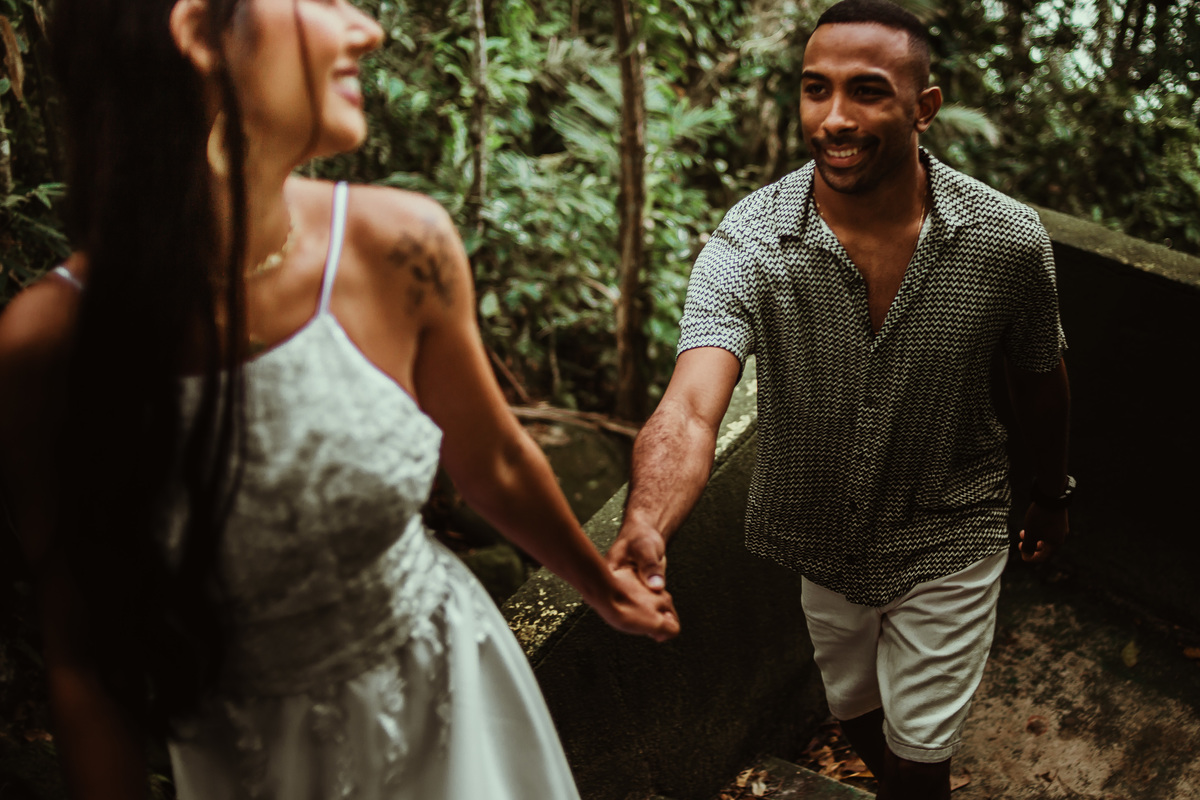 ensaio-casal-arvores-mata-praia-maos-pre-wedding