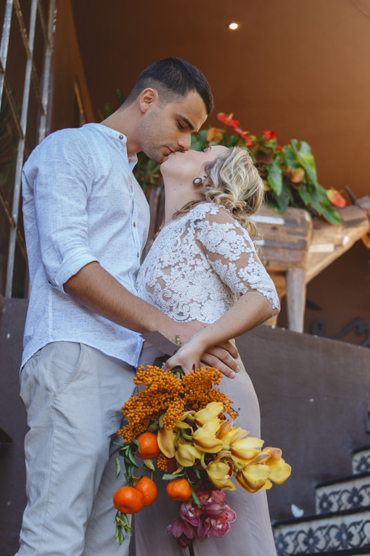 ensaio-pre-casamento-hotel-noivos-beijando