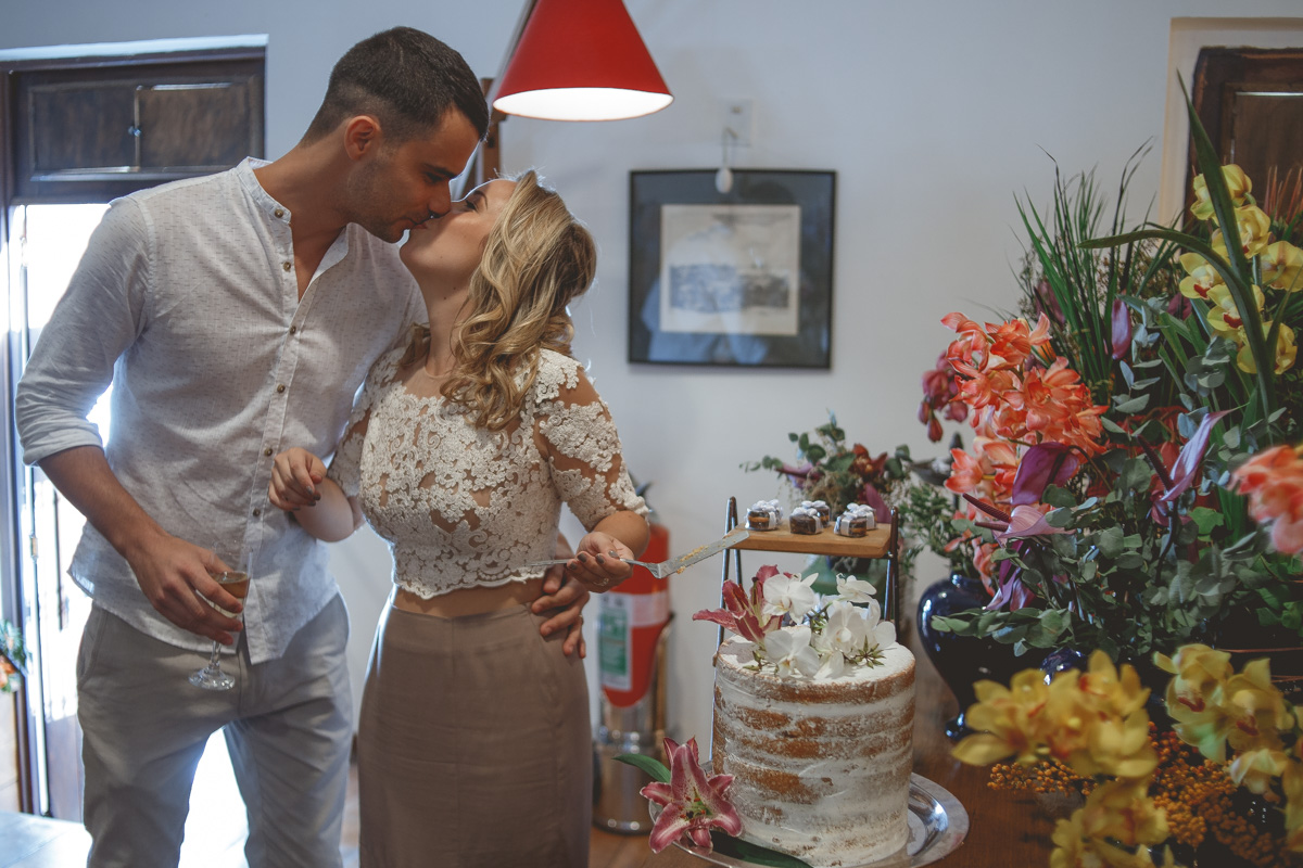 beijo-noivos-cortando-bolo-mini-wedding