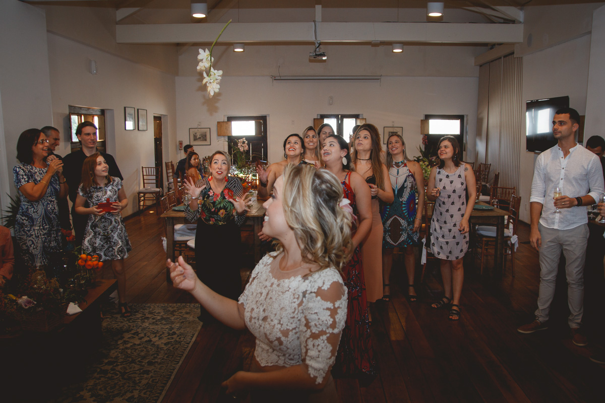 noiva-jogando-buque-bouquet-no-ar-madrinhas