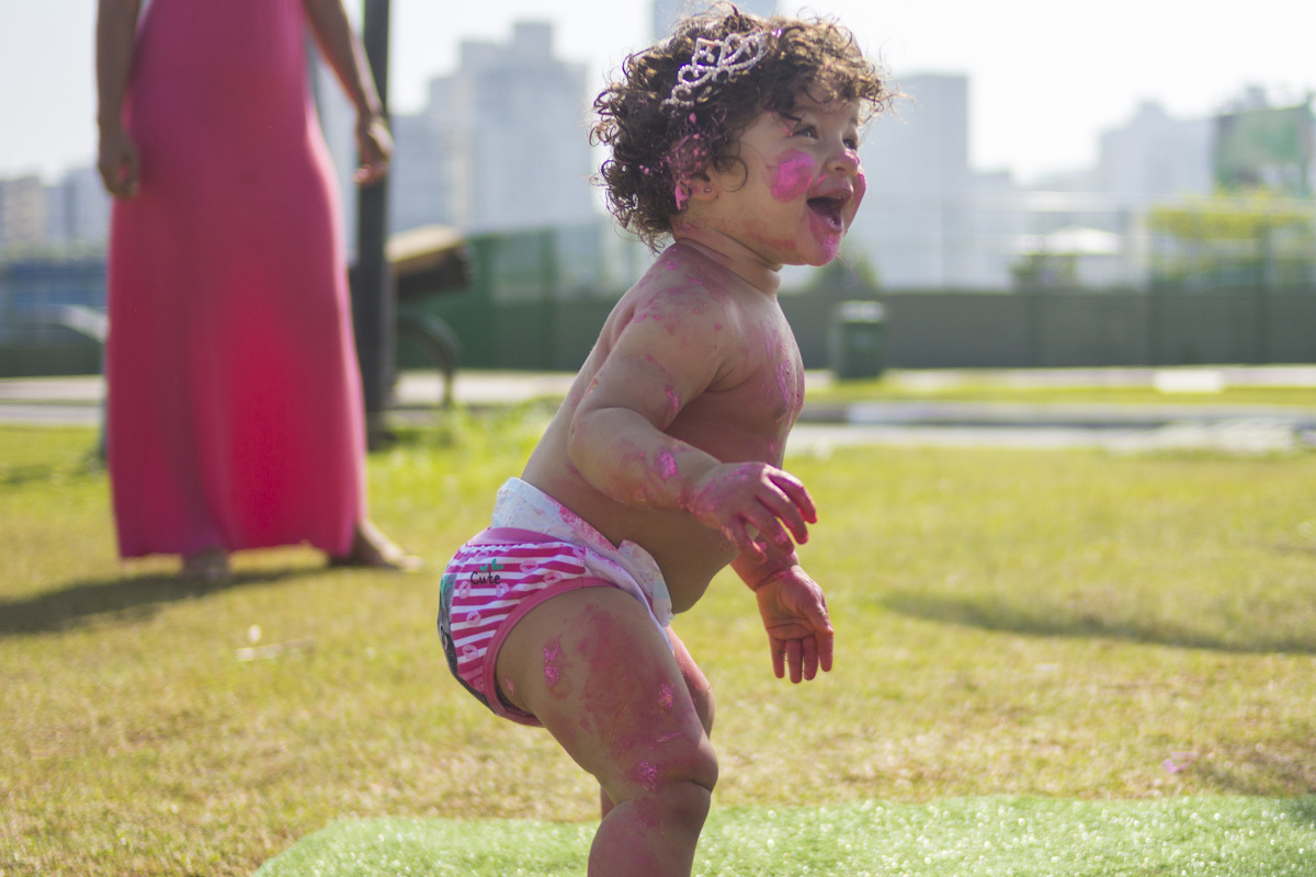 criança-fica-de-pe-durante-ensaio-fotografico-em-santos