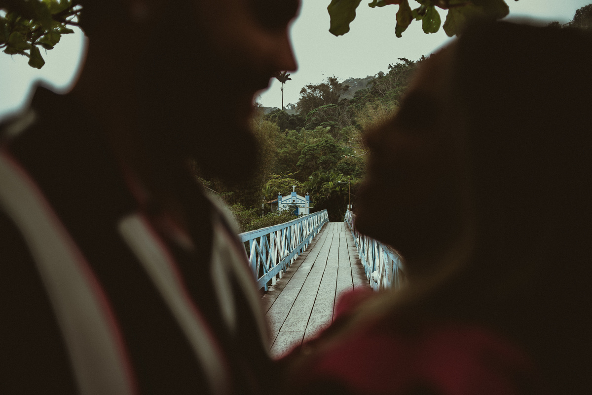 giva-servo-fotógrafo-de-casamento-em-santos-beijo-casal-igreja