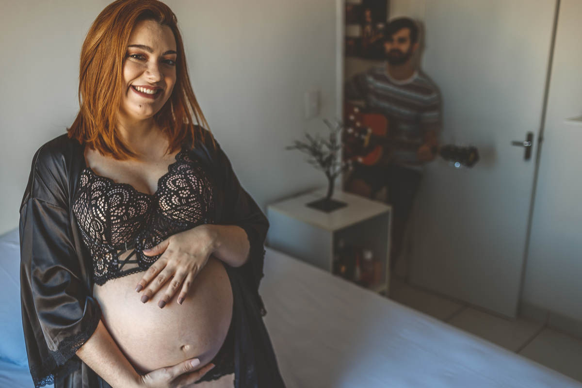 ensaio-gestante-em-santos-sp-sao-paulo-em-casa-giba-servo-fotografia-pai-tocando-violão