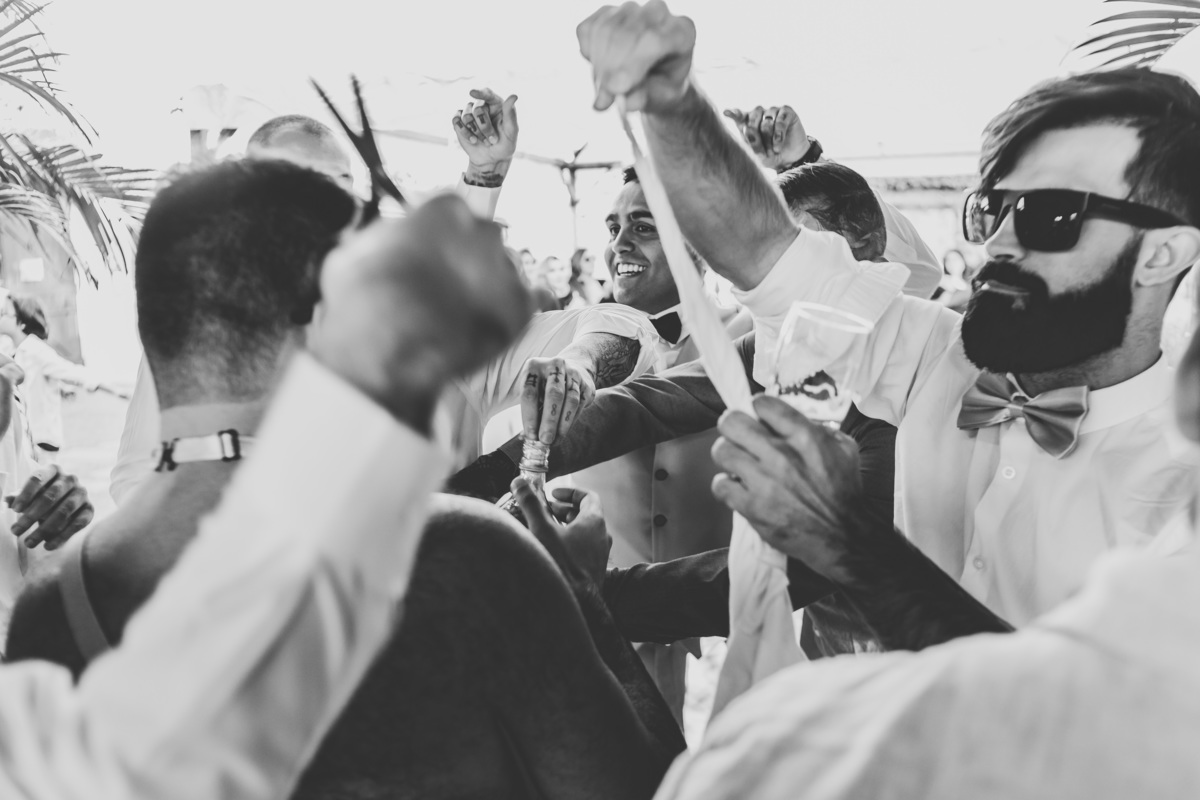 giba-servo-fotografo-de-casamento-em-santos-sao-paulo-amigos-garrafa-gravata