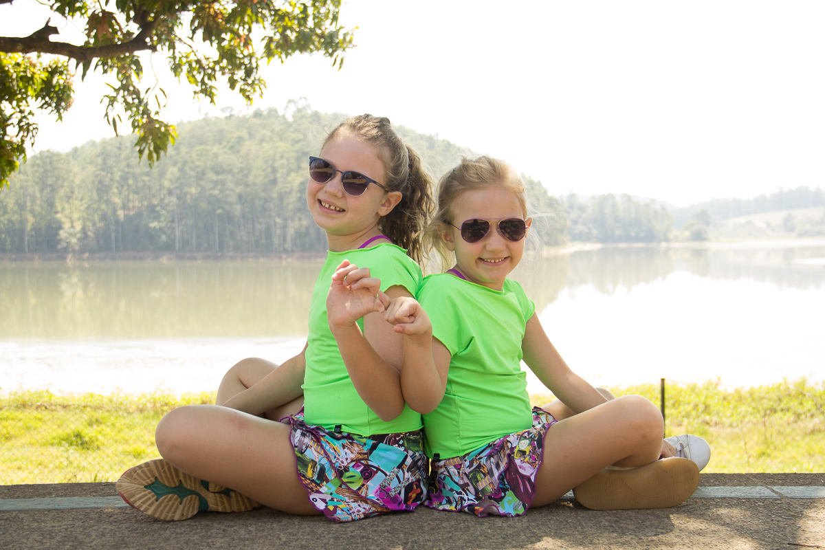 Helena e Isadora no parque 
